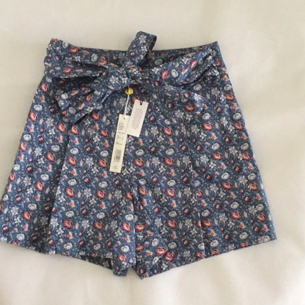 Antonio Melani Women's Shorts, Waist Tie Blue Floral Multicolor Size: 2 - Picture 4 of 5